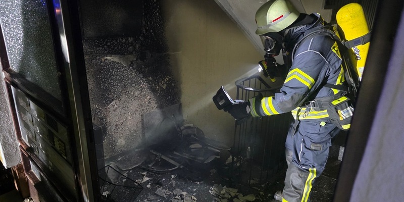 FW Celle: Feuer in einem Mehrparteienhaus - Fluchtweg für Bewohnende abgeschnitten! - Foto: presseportal.de