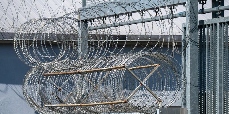 Der Suizid eines Jugendlichen in der JVA Ottweiler beschäftigt Justiz und Politik. - Foto: Harald Tittel/dpa