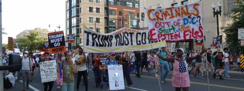 Nach Trumps Dekret regt sich erster Protest in der Hauptstadt. - Foto: Luzia Geier/dpa