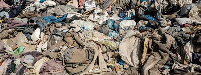 Nur ein Prozent des globalen Kleidermülls wird laut BCG zu neuen Fasern recycelt. (Archivbild)  - Foto: Antonio Cossio/dpa