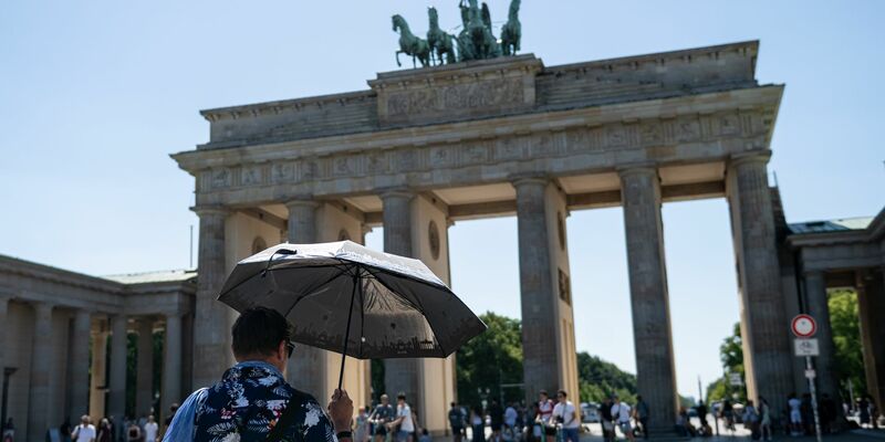Bei teils extremer Hitze ist Schutz eine gute Idee. - Foto: Fabian Sommer/dpa