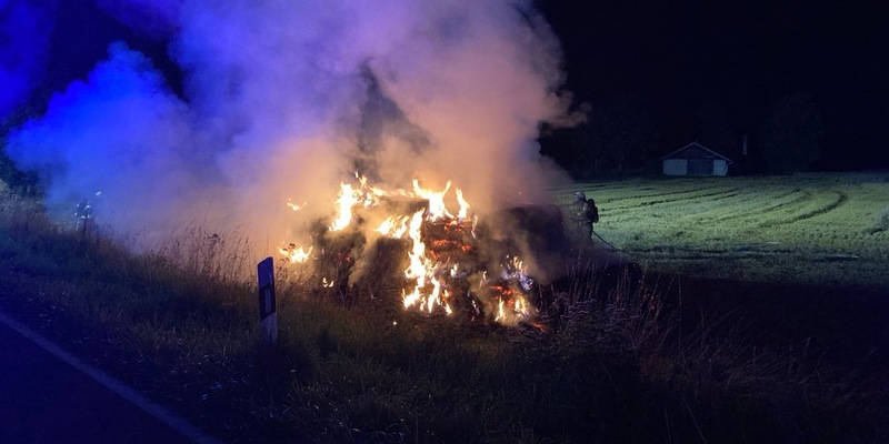 POL-SO: Lippstadt-Benninghausen - Strohballenbrand - Foto: presseportal.de
