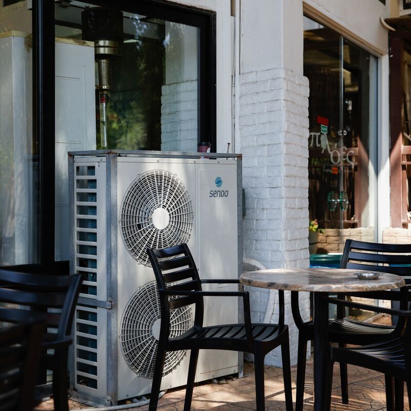 Kaffeetrinken zwischen Klimageräten - für Südeuropäer eine vertraute Situation. (Archivbild) - Foto: Socrates Baltagiannis/dpa