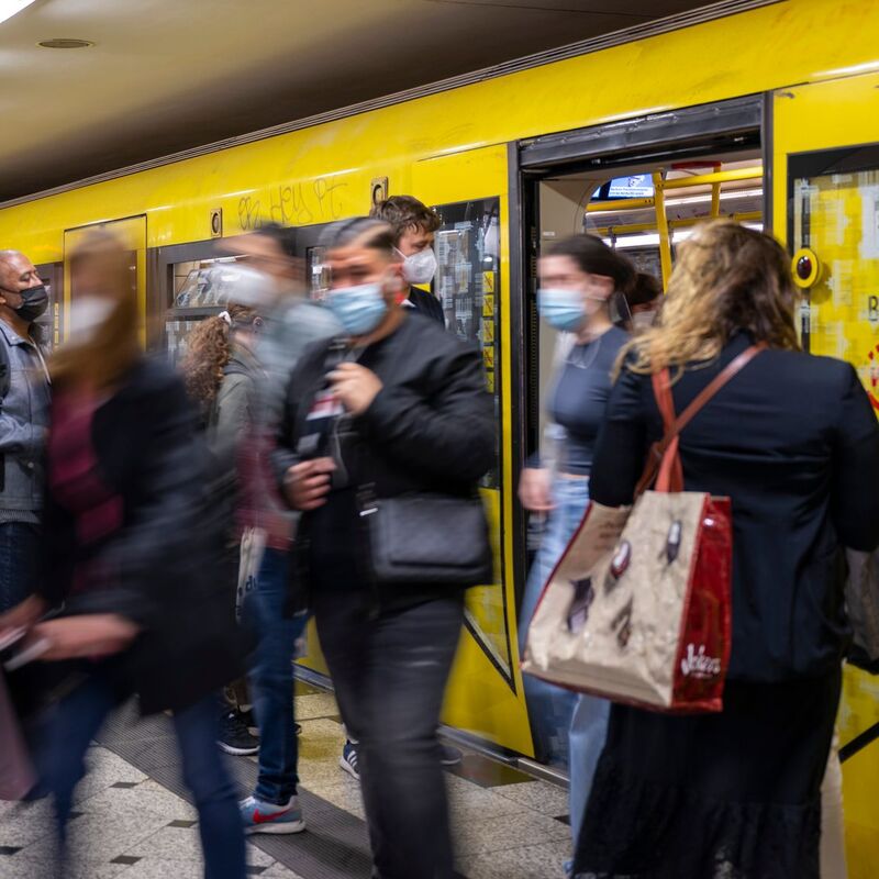 Öffentlicher Nahverkehr in Deutschland - oft heiß und stickig. (Archivbild) - Foto: Monika Skolimowska/dpa