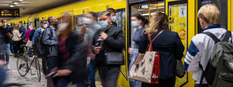 Öffentlicher Nahverkehr in Deutschland - oft heiß und stickig. (Archivbild) - Foto: Monika Skolimowska/dpa