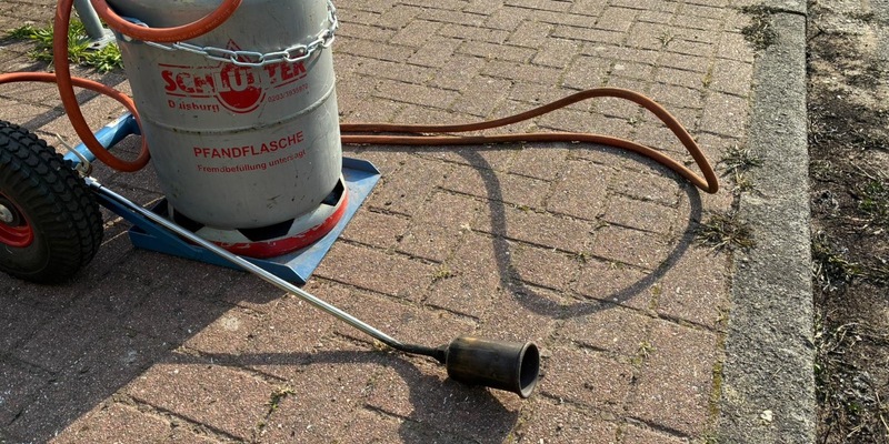 FW-KLE: Heckenbrand durch Flämmarbeiten - höchste Vorsicht geboten! - Foto: presseportal.de