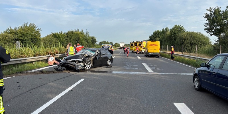 POL-STD: Zwei Verletzte bei Unfall auf Autobahn 26, Tageswohnungseinbrecher in Oersdorf - Foto: presseportal.de