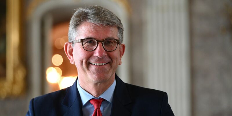 Wolfram Weimer (hier in echt) freut sich über seine KI-generierte Avatar-Version «Weimatar». (Archivbild) - Foto: Malin Wunderlich/dpa