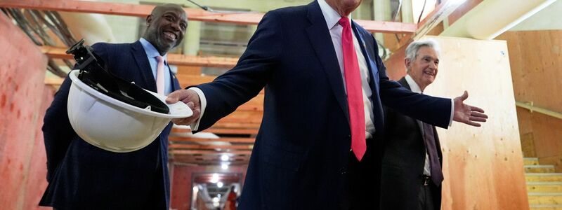 US-Präsident Trump bei einem Besuch der Fed - seit Monaten attackiert er die US-Notenbank. - Foto: Julia Demaree Nikhinson/AP/dpa