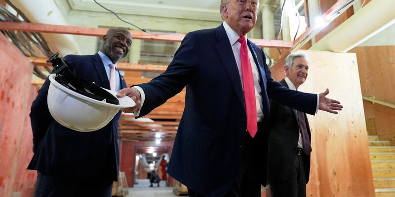 US-Präsident Donald Trump (M) sorgt bei Zentralbank-Chef Jerome Powell (r) für Kopfschütteln. (Archivbild) - Foto: Julia Demaree Nikhinson/AP/dpa