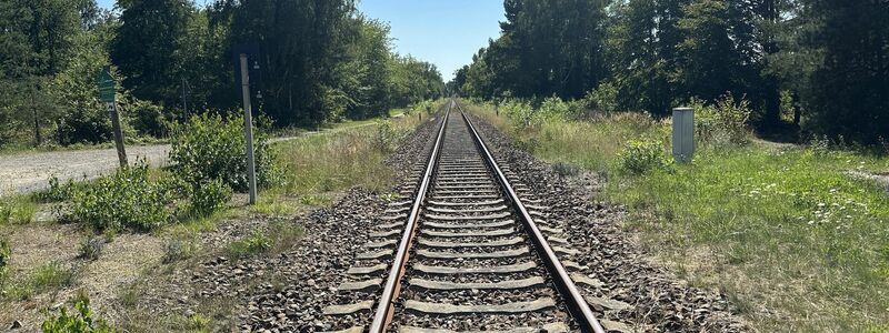 Nahe dieser Bahnstrecke wurde die Leiche des vermissten 13-Jährigen entdeckt. - Foto: Danilo Dittrich/dpa