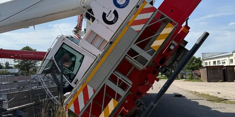 POL-HRO: Autokran kippt auf Bundestraße in Boizenburg - Foto: presseportal.de