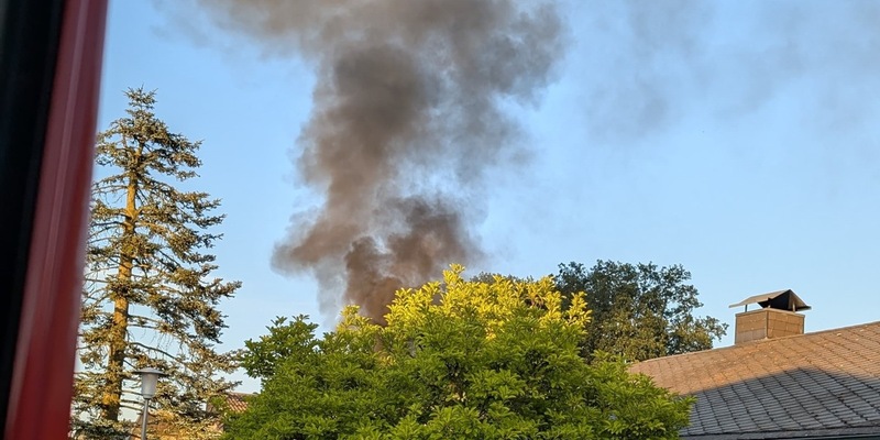 FW Gronau: Feuer an einer Überdachung an der Klostermaate - Foto: presseportal.de