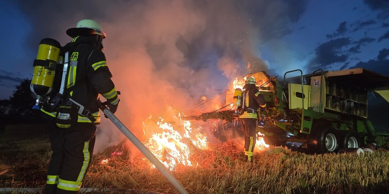 FW Celle: Strohballenpresse brennt in Wietzenbruch - Foto: presseportal.de
