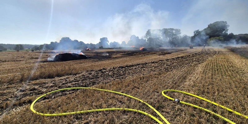 FW Sonsbeck: Brennende Strohpresse auf einem Feld in Labbeck - Foto: presseportal.de