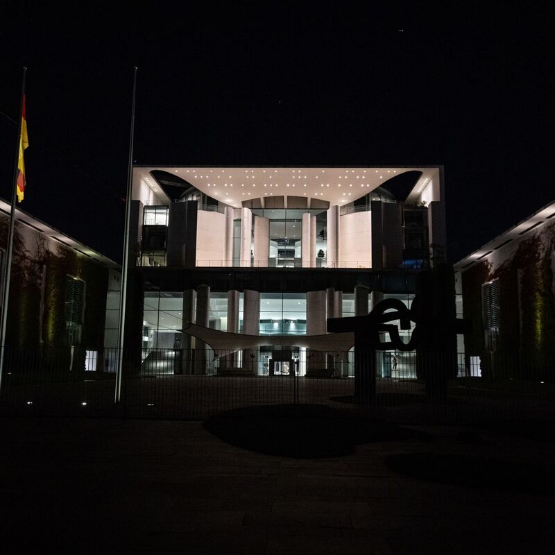 Merz verließ das Kanzleramt erst nach Mitternacht. - Foto: Fabian Sommer/dpa