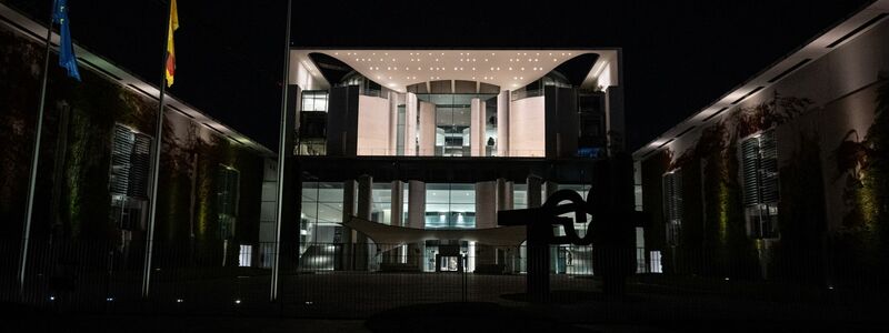 Merz verließ das Kanzleramt erst nach Mitternacht. - Foto: Fabian Sommer/dpa