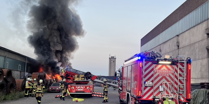 FW-E: Großbrand im Essener Stadthafen - Feuerwehr verhindert Übergreifen auf Lagerhalle - Foto: presseportal.de