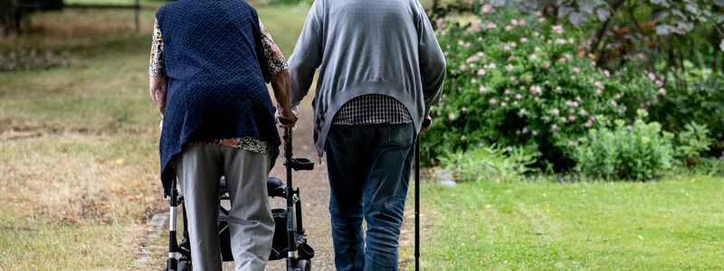 Irgendwann geht es für viele mit Arthrose nicht mehr ohne - nicht ohne Schmerzen, nicht ohne Gehilfe. (Symbolbild) - Foto: Fabian Sommer/dpa