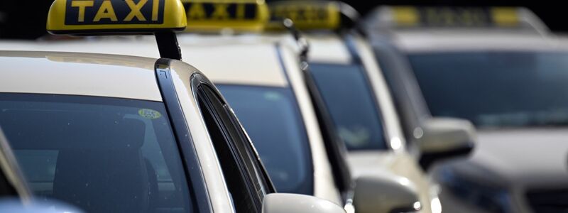 Taxis mussten lange Zeit eine vorgegebene Farbe haben - zuletzt hat nun Sachsen-Anhalt die Regelung gekippt. (Symbolbild) - Foto: Federico Gambarini/dpa