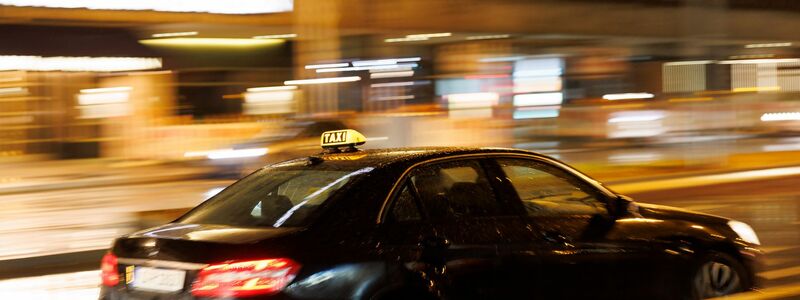 Baden-Württemberg war Vorreiter in Sachen freie Taxi-Farbe: hier ein schwarzes Taxi in Stuttgart. (Archivbild) - Foto: Julian Rettig/dpa