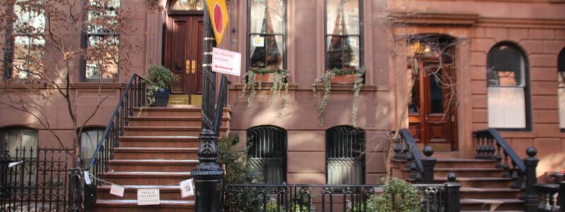 Das Haus von Hauptfigur Carrie Bradshaw (Sarah Jessica Parker) aus der Serie «Sex and the City» im New Yorker West Village. (Archivbild) - Foto: Christina Horsten/dpa