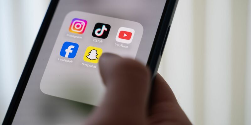 Smartphones sind ständige Begleiter - auch bei vielen Kindern und Jugendlichen. (Symbolfoto) - Foto: Alicia Windzio/dpa