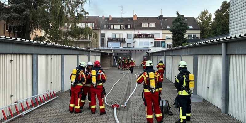 FW Düren: +++ Unklarer Feuerschein entpuppt sich als Brand am Gebäude +++ - Foto: presseportal.de