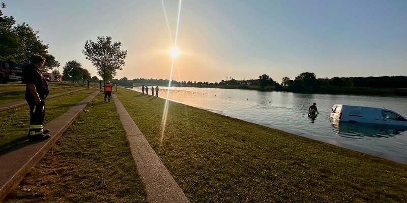 FW-M: Fahrzeug fährt in See (Riem) - Foto: presseportal.de