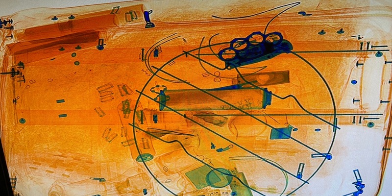 HZA-MS: Zoll findet gefährliche Mitbringsel im Reisegepäck / Schlagring und Elektroschocker am FMO sichergestellt - Foto: presseportal.de