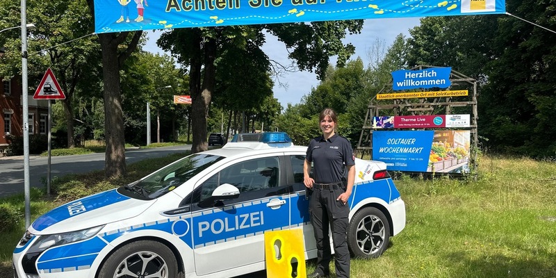 POL-HK: Soltau: Gelbe Füße für einen sicheren Schulweg - Foto: presseportal.de