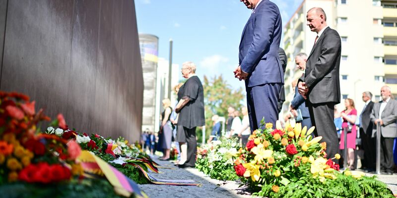 Am 13. August 1961 begann der Bau der Berliner Mauer. Der Regierende Bürgermeister Wegner legte einen Kranz zur Erinnerung nieder. - Foto: Sebastian Christoph Gollnow/dpa