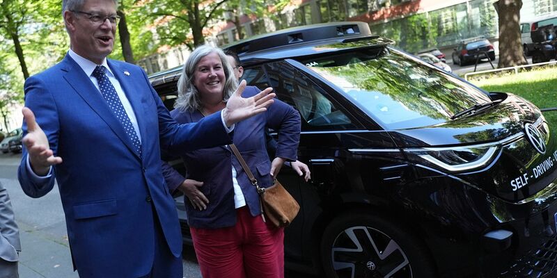 Schnieder und Alexander unterzeichnen Absichtserklärung zur Schaffung einer direkten Schienenverbindung zwischen Deutschland und Großbritannien.  - Foto: Marcus Brandt/dpa