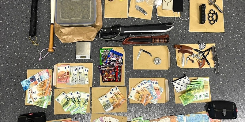 POL-K: 250813-4-K Drogen am Steuer: Brennpunktteam Kalk greift ein - Ermittlungen führen noch am selben Tag zur Festnahme des mutmaßlichen Dealers - Waffen sichergestellt, Festnahme - Foto: presseportal.de