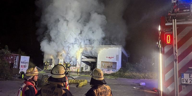 FW-E: Zweiter großer Brand innerhalb weniger Stunden - Müll in Lagerhalle in Flammen - Foto: presseportal.de