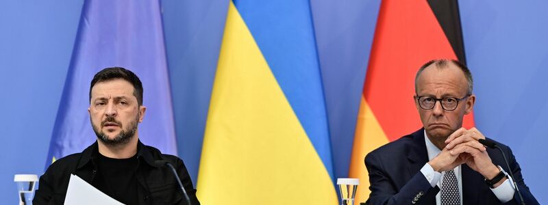 Der ukrainische Präsident Wolodymyr Selenskyj nimmt persönlich mit Kanzler Friedrich Merz an den Schalten zum Alaska-Gipfel von US-Präsident Donald Trump mit Kremlchef Wladimir Putin teil.  - Foto: John Macdougall/AFP Pool/dpa