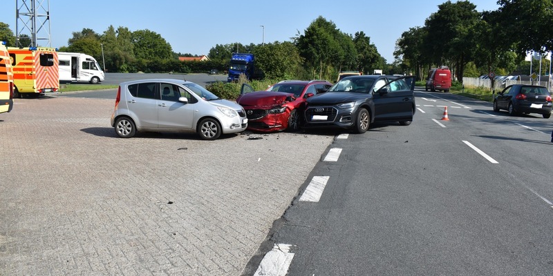 POL-OL: +++Unfall mit drei beteiligten Fahrzeugen und zwei leichtverletzten Personen+++ - Foto: presseportal.de
