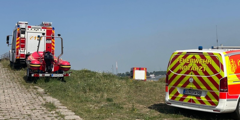 FW Dinslaken: Ein Dachstuhlbrand mit Menschenleben in Gefahr, ein Zimmerbrand mit Menschenleben in Gefahr, eine Person im Rhein und weitere Einsätze wurden heute bisher durch die FW Dinslaken bearbeitet. - Foto: presseportal.de