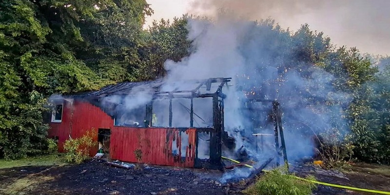 FW Rösrath: Brennendes Gartenhaus und ausgelöster Kohlenstoffmonoxidmelder am Dienstagabend - Foto: presseportal.de