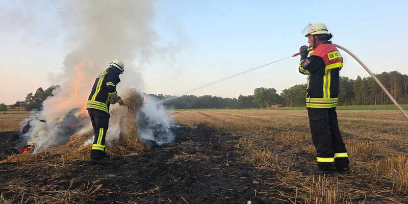 FW Celle: Strohballen brennen auf Stoppelfeld - Foto: presseportal.de