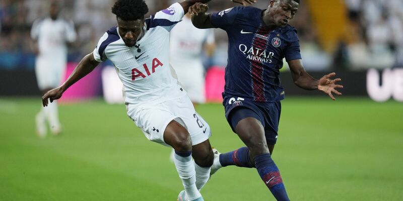 Tottenhams Mohammed Kudus (l) kämpft mit dem Pariser Nuno Mendes um den Ball. - Foto: Massimo Paolone/LaPresse via ZUMA Press/dpa