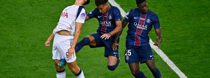 Die beiden PSG-Spieler Desire Doué (M) und Nuno Mendes bedrängen Tottenhams Joao Palhinha (l). Palhinha kam in diesem Sommer vom FC Bayern München. - Foto: Denes Erdos/AP/dpa