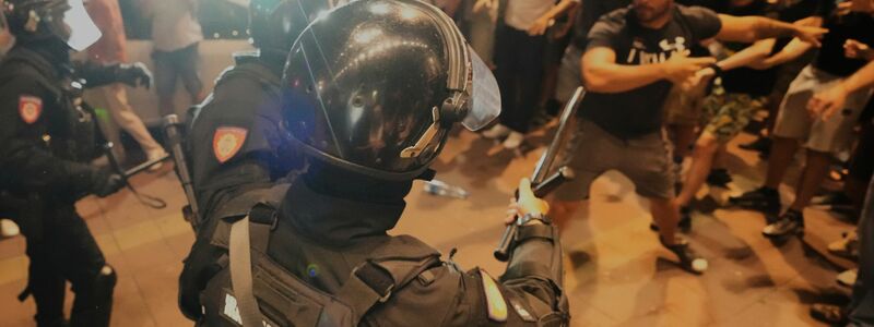 Laut Staatschef Vucic wurden Dutzende Zivilisten und auch mehrere Militärpolizisten verletzt. (Archivbild) - Foto: Darko Vojinovic/AP/dpa