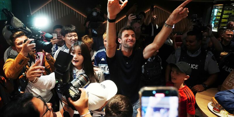 Vom Musqueam-Häuptling Wayne Sparrow bekam Müller einen Umhang geschenkt. - Foto: Darryl Dyck/The Canadian Press/AP/dpa