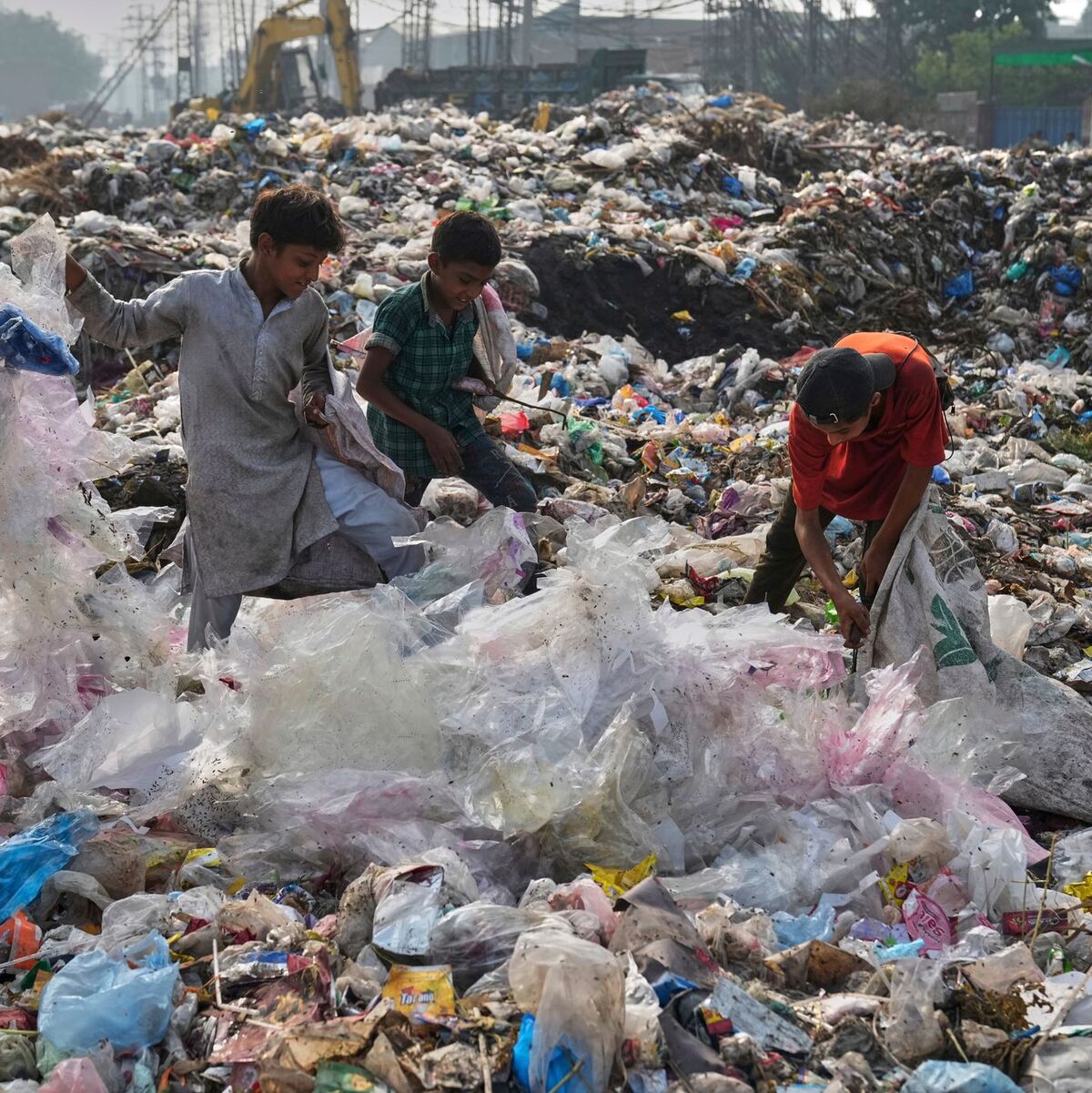 Von Plastikmüll besonders betroffene Länder wollen ein ehrgeiziges Abkommen. (Archivbild) - Foto: K.M. Chaudary/AP/dpa