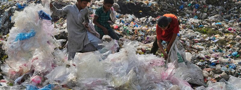 Von Plastikmüll besonders betroffene Länder wollen ein ehrgeiziges Abkommen. (Archivbild) - Foto: K.M. Chaudary/AP/dpa