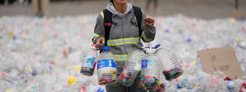 Der Vertrag soll auch das Recyceln von Plastikprodukten stärken. (Archivbild) - Foto: Fernando Vergara/AP/dpa