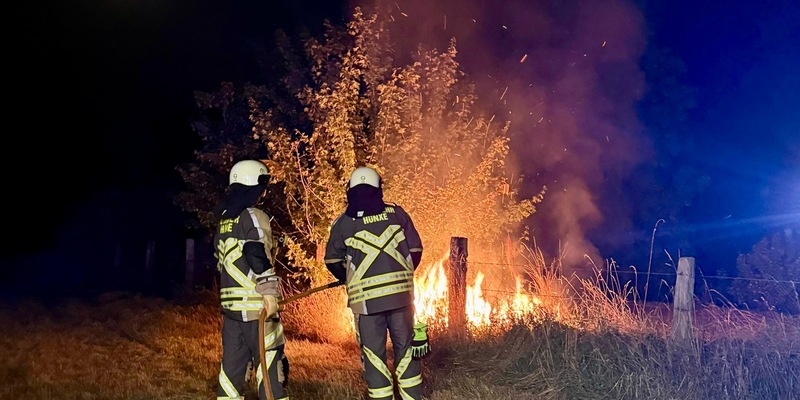 FW Hünxe: Brennende Vegetation am Wesel-Datteln-Kanal - Foto: presseportal.de