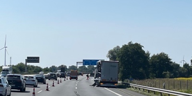 POL-ROW: ++ A1: Mann wird von Lkw erfasst und verstirbt noch an der Unfallstelle ++ - Foto: presseportal.de
