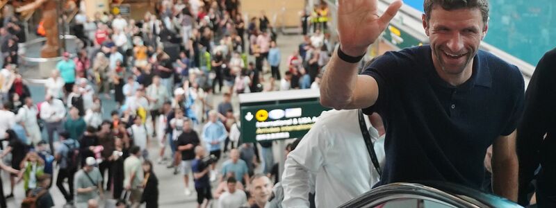 Thomas Müller ist vom herzlichen Empfang in Vancouver sichtlich erfreut - Foto: Darryl Dyck/The Canadian Press/AP/dpa